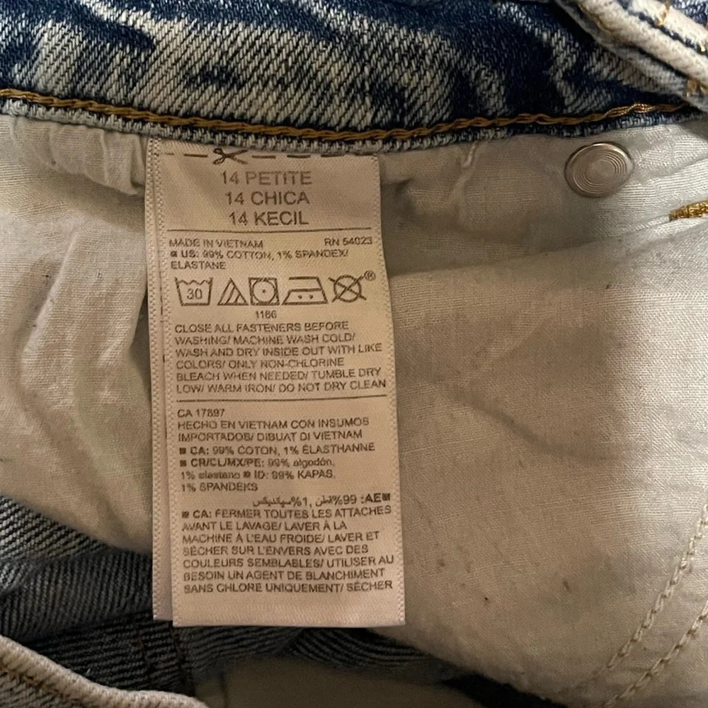 Women’s Old Navy boyfriend distressed light wash jeans- size 14 petite - Picture 4 of 4
